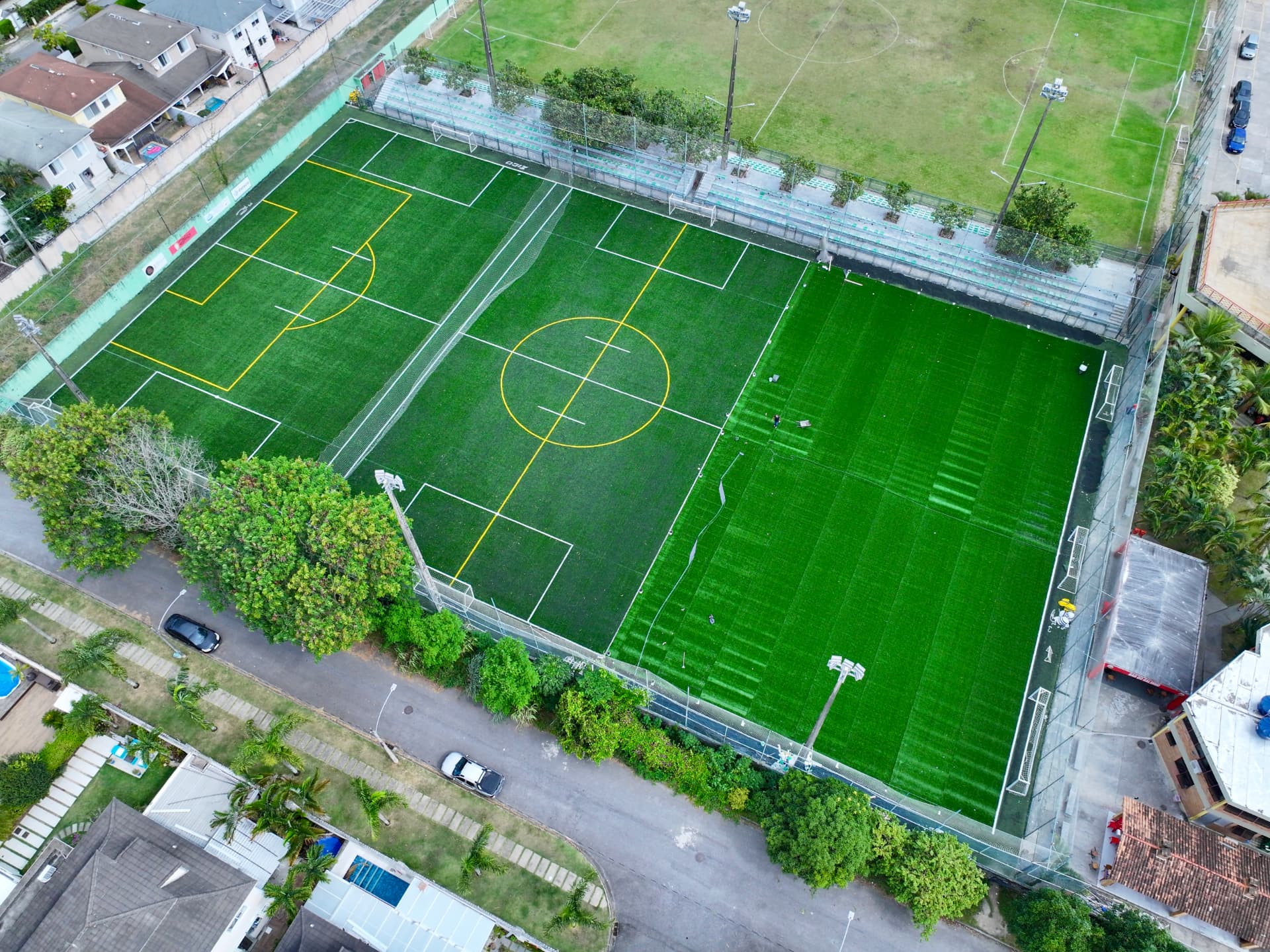 Vista aérea de cancha de fútbol con césped sintético