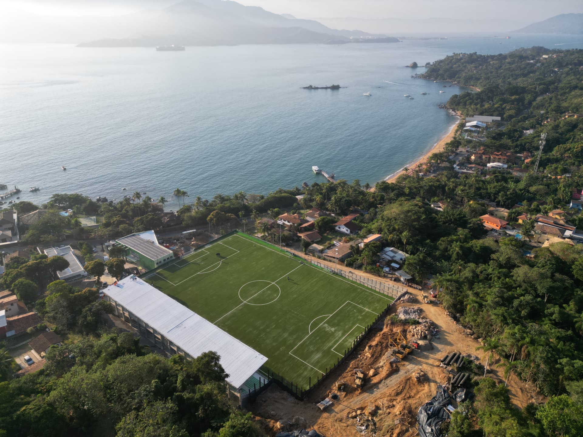 Vista aérea del Campo Ilhabela con césped sintético Sportlink junto al mar