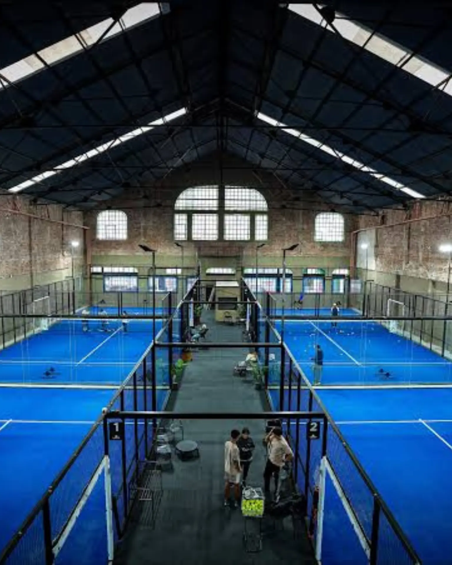 Complejo indoor Lasaigues Padel con canchas de pádel azules y césped sintético Sportlink