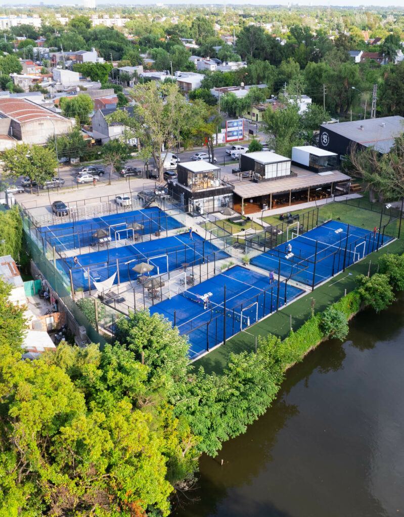 Complejo de canchas junto al río