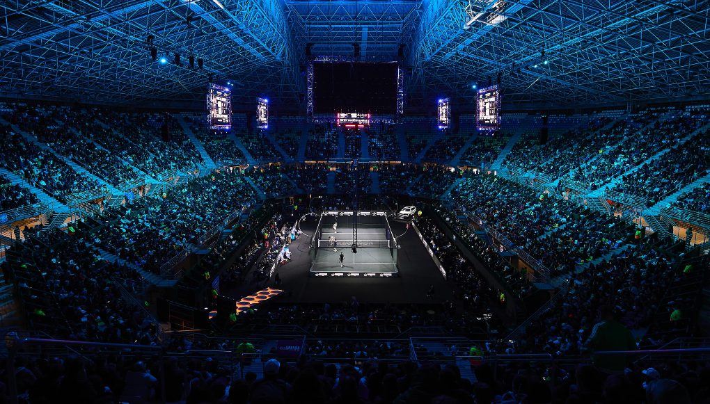 Arena nocturna iluminada del Premier Padel
