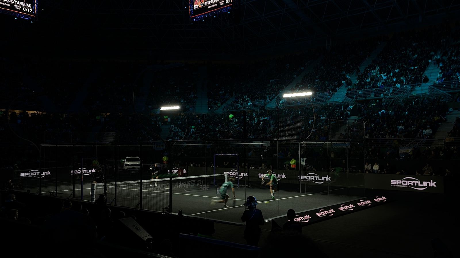 Cancha central iluminada del Premier Padel Buenos Aires